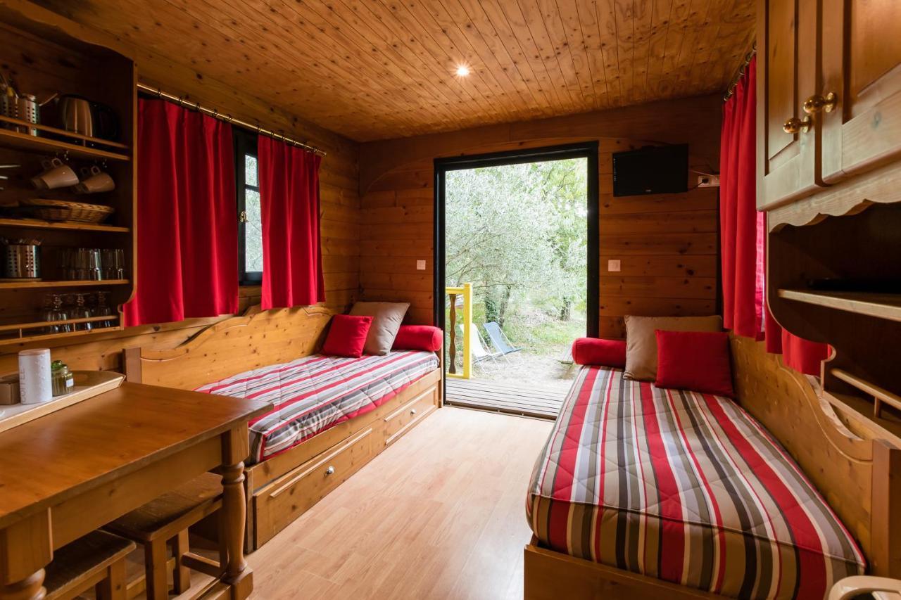 Roulottes Et Cabanes De Saint Cerice Vogue Ngoại thất bức ảnh