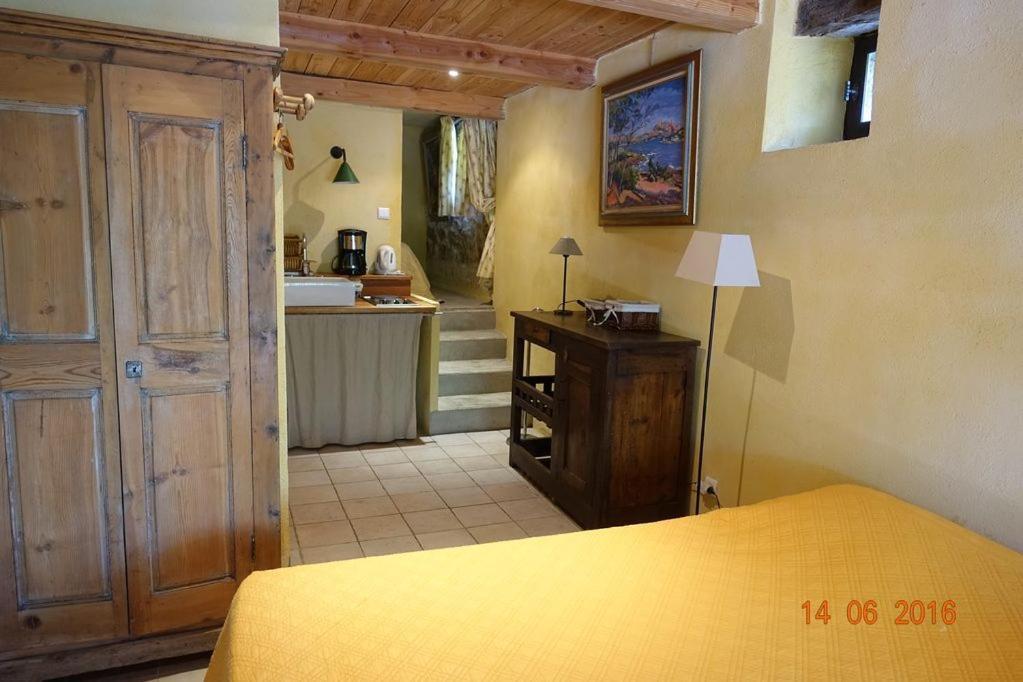 Roulottes Et Cabanes De Saint Cerice Vogue Ngoại thất bức ảnh