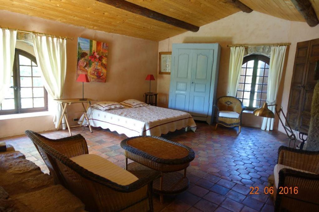 Roulottes Et Cabanes De Saint Cerice Vogue Ngoại thất bức ảnh